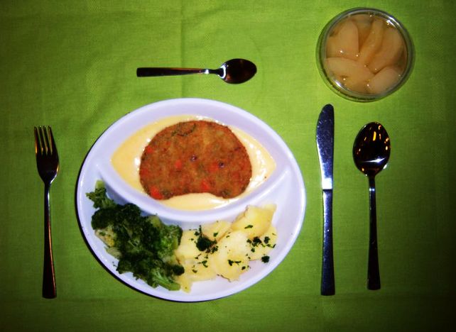 Gemüseschnitzel mit Buttersauce, Broccoli, Kartoffeln und Dessert zur Mittagspause in Berlin